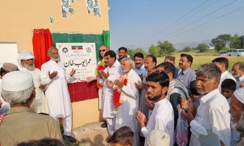 جناب عمرایوب خان نے 1 کروڑ  47 لاکھ روپے کی خطیر لاگت سے نظیرآباد اور مطلوب آباد میں سوئی گیس فراہمی منصوبے کا شعلہ جلاکر افتتاح کردیا