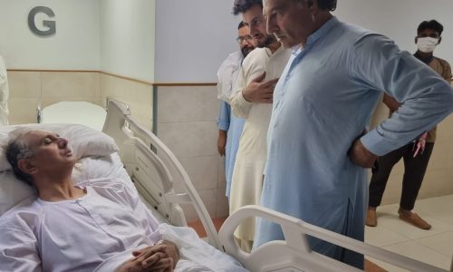 سابق وفاقی وزیر و سیئنر رہنما پاکستان تحریک انصاف عمر ایوب خان شدید زخمی ہوئے لیکن اس کے باوجود وہ عوام اور اپنی قیادت کے ساتھ ڈٹ کے کھڑے رہے