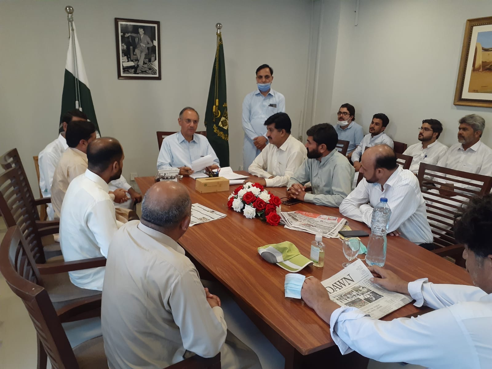 وفاقی وزیربرائے اقتصادی امورجناب عمرایوب خان اسلام آباد آفس میں حلقے کے مختلف علاقہ جات سے آنے والے سائلین سے ملاقات کرتے ہوئے  انکےمطالبات سن رہے ہیں۔