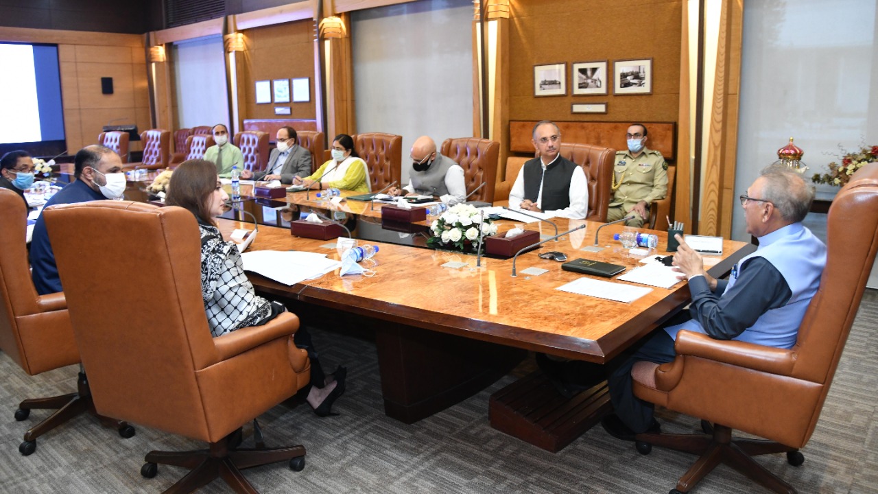 وفاقی وزیر برائے اقتصادی امور عمر ایوب خان نے صدر کو ورلڈ بینک ، ایشیائی ترقیاتی بینک اور پاکستان کی طرف سے خواتین کو دیے جانے والے مختلف کثیر الجہتی اور دو طرفہ فنڈنگ ​​اور قرضوں کے بارے میں آگاہ کیا