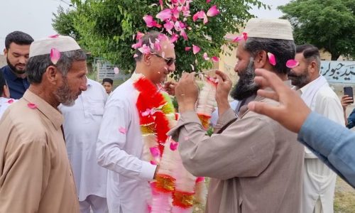 سینئر رہنما پاکستان تحریک انصاف عمر ایوب خان کا جٹی پنڈ میں سوئی گیس فراہمی منصوبے کی افتتاحی تقریب کے موقع پر پرتباک استقبال